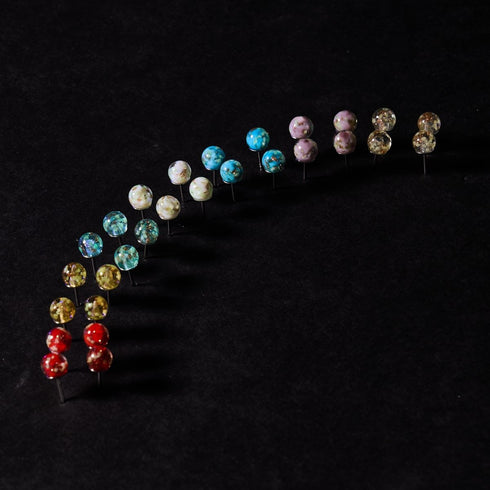 Arktisblau | 925er Sterlingsilber | Mini-Glühwürmchen-Ohrstecker aus Glas